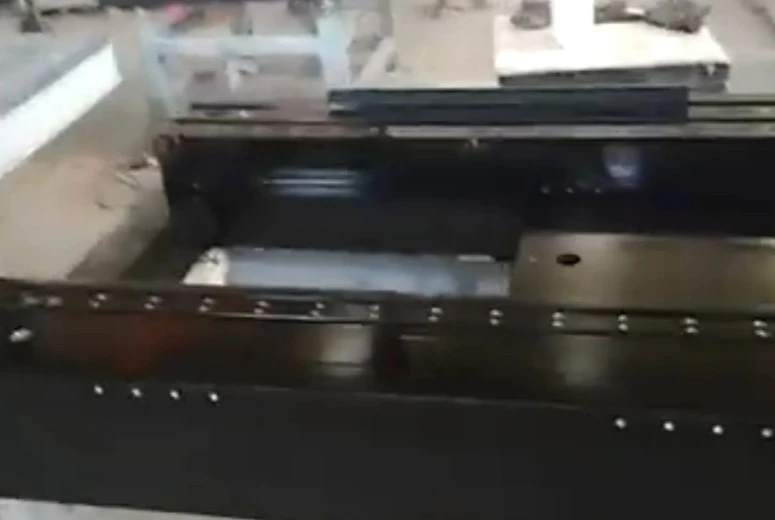 Vipengele vya granite na mashimo yaliyoboliwa na sehemu zilizoingizwa